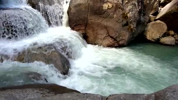 滝のある山の流れ — ストック動画