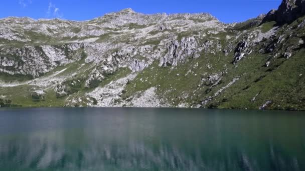 里托尔湖 白云石心的一颗晶莹的宝石 有翡翠的水 — 图库视频影像