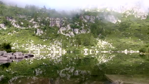 Paisagem Alpina Lago Vacarsa — Vídeo de Stock