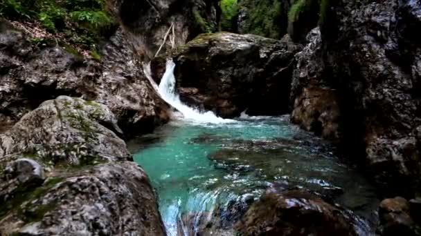 Desfiladeiros Cachoeiras Riacho Alpino Com Água Azul Turquesa — Vídeo de Stock