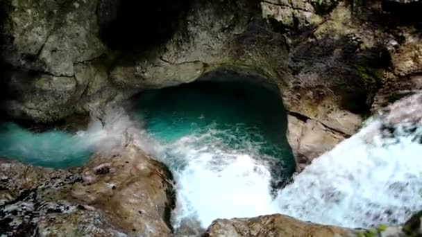 有绿松石水 峡谷和洞穴的壮观溪流 — 图库视频影像