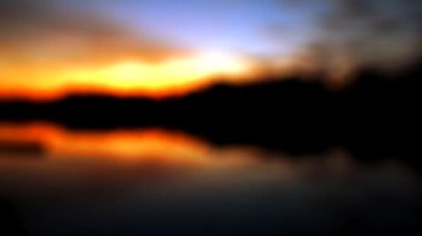 Boken, nehrin üzerinde kızıl bir günbatımının güzelliği..