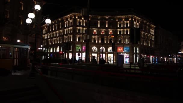 夜のシーン 夕方にミラノの広場 — ストック動画