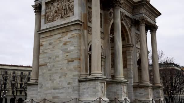 ミラノの新古典主義のシンボルである平和のアーチ — ストック動画