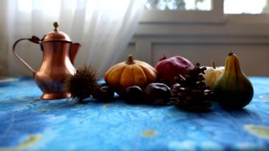 Still Life - Mavi masa örtüsü üzerinde çeşitli kompozisyon