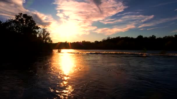 Zachód Słońca Nad Rzeką Chwila Spokoju Harmonii — Wideo stockowe