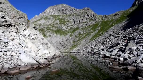 Ένα Μαγευτικό Ταξίδι Στην Παγωμένη Λίμνη Του Scarpaco — Αρχείο Βίντεο