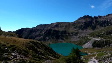 Cornisello 'nun buzul gölü, gökyüzünün suya yansıdığı sihirli bir yer.