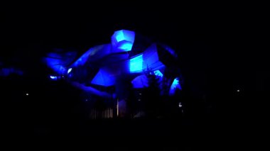 Gece Sahneleri - Mavi neon ışıklarıyla aydınlatılan bina