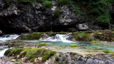  Dağlarda gizlenmiş bir cennet, turkuaz suyu olan bir dağlık göl.