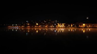 Gece Sahneleri - Sesto Calende şehri üzerindeki manzara Maggiore Gölü, İtalya