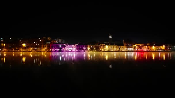 Ночной Пейзаж Разноцветными Огнями Над Городом — стоковое видео