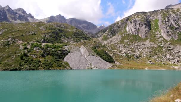 Καλοκαίρι Τοπίο Στην Παγετώδη Λίμνη Του Cornisello — Αρχείο Βίντεο
