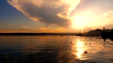 Maggiore Gölü 'nde güzel bir sonbahar günbatımı - Angera İtalya