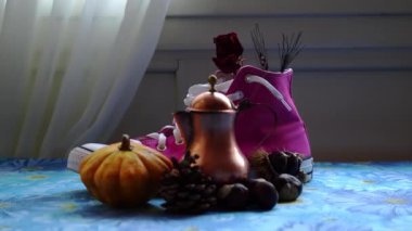  Still Life - Kestane kabakları ve spor ayakkabılarıyla çeşitli kompozisyonlar
