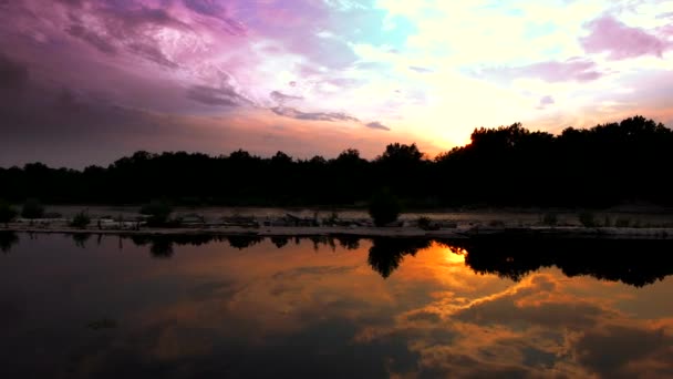 Fantastyczny Letni Krajobraz Zachodzie Słońca Nad Rzeką — Wideo stockowe