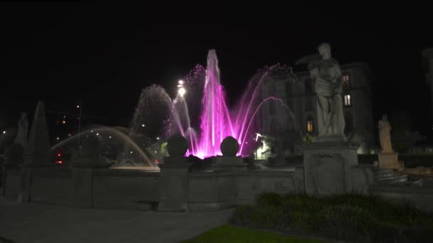 ピンクのネオンライトで照らされたミラノの古代の噴水 — ストック動画