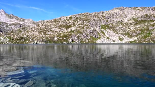 Παγωμένη Λίμνη Του Σεροντόλι Μια Όαση Ειρήνης Στα Βουνά — Αρχείο Βίντεο