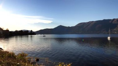  Maggiore Gölü 'nde sonbahar manzarası