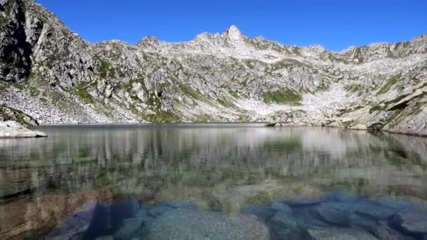 Καλοκαιρινό Τοπίο Στην Παγετώδη Λίμνη Σεροδολίου — Αρχείο Βίντεο