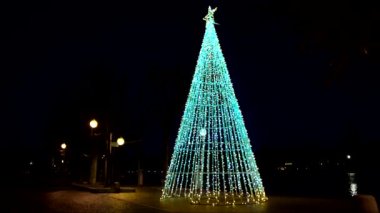  Gece Sahneleri - Göldeki Noel ağacı