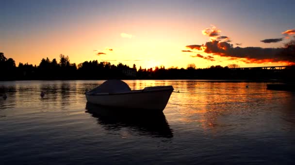 Захід Сонця Сесто Календе Вибух Кольорів Між Річкою Озером — стокове відео