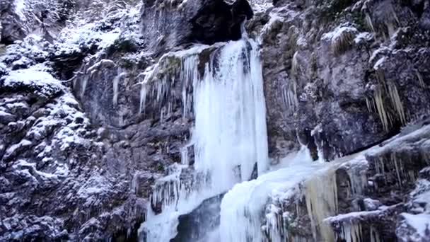 Paisaje Alpino Con Estalactitas Las Cascadas Glaciares Valesinella — Vídeo de stock