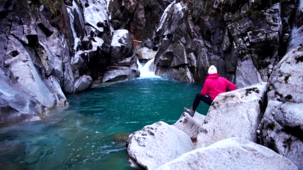 Niño Meditando Las Espectaculares Cascadas Ponte Basso — Vídeo de stock