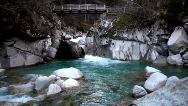 Paisagem Inverno Córrego Alpino Com Água Esmeralda — Vídeo de Stock