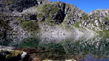 Gelato Gölü üzerindeki yaz manzarası