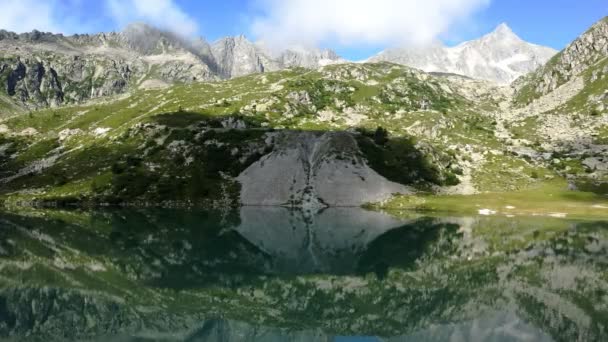 Drone Aéreo Lago Fantástico Nos Alpes Italianos — Vídeo de Stock
