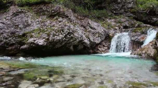 Fluxo Dolomite Fantástico Com Água Azul Turquesa — Vídeo de Stock