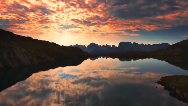 Drone Aéreo Espectacular Amanecer Sobre Lago Alpino — Vídeos de Stock