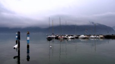 Iseo limanında sisli kış manzarası