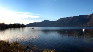 Luino 'da Maggiore Gölü üzerindeki kış manzarası