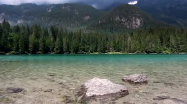 Tovel Gölü 'nün zümrüt sularındaki muhteşem yaz manzarası.