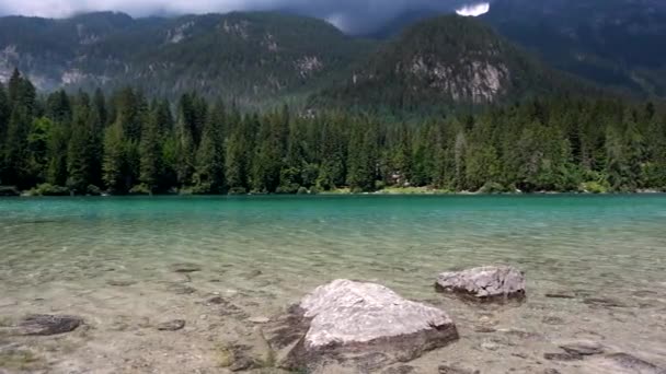 湖のエメラルドウォーターの壮大な夏の風景 — ストック動画