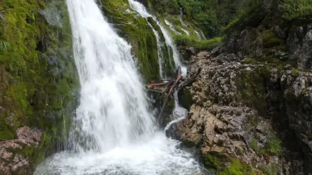Alpine Landschaft Den Valesinella Wasserfällen — Stockvideo