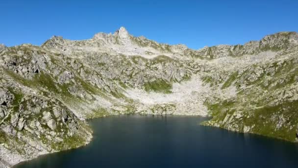 空中ドローン 壮大なアルパイン氷河湖 — ストック動画