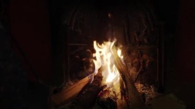  İtalya 'nın Crampiolo şehrinde kadim bir odun şöminesi yanıyor..