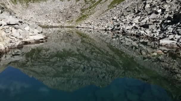 Hava Aracı Bilinmeyen Bir Göl Üzerindeki Dağ Manzarası — Stok video