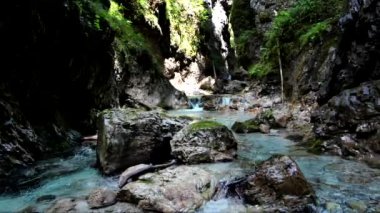 Dolomitlerde turkuaz su ve kanyonlarla doludur.