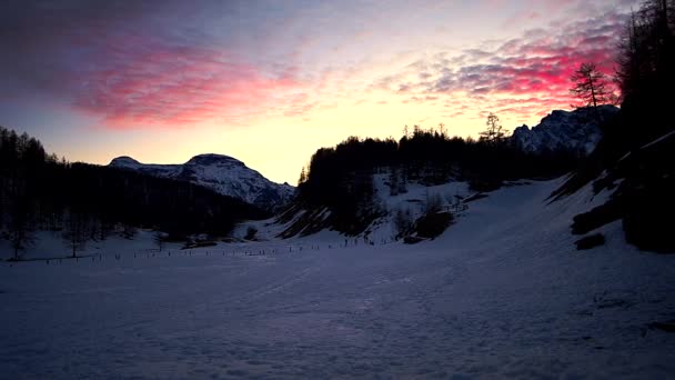 Видовищний Червоний Захід Сонця Альпійському Узбережжі — стокове відео