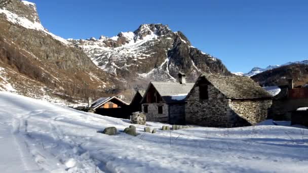 村の上のアルパインの風景 — ストック動画