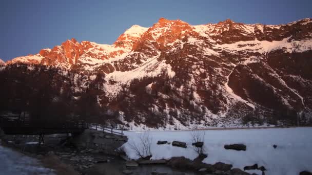 Şafağın Ilk Işıklarıyla Alpe Devero — Stok video