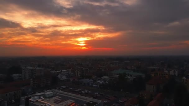 Fantastischer Feuriger Sonnenuntergang Über Der Stadt — Stockvideo