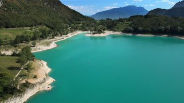  Hava Aracı - Turkuaz suyla Alp Gölü
