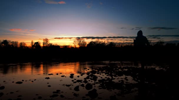 Αγόρι Χαλαρώνει Και Διαλογίζεται Ηλιοβασίλεμα Στο Ποτάμι — Αρχείο Βίντεο