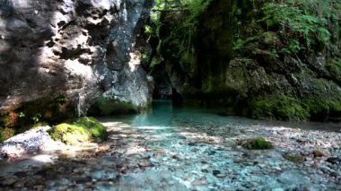 Kanyonları ve mağaraları olan bir derede Dolomite manzarası