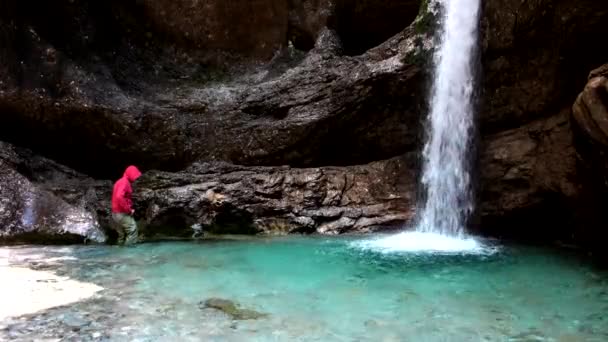 Hombre Explorando Una Cascada Los Dolomitas — Vídeos de Stock